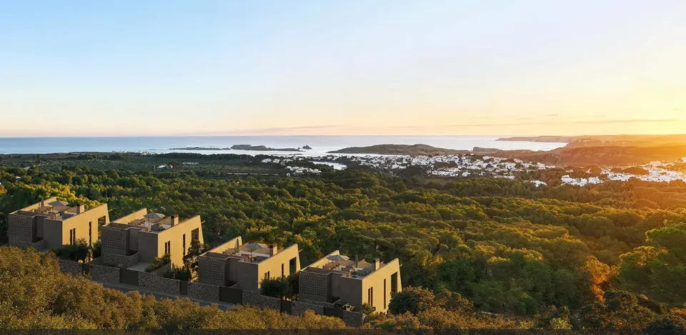 Las cuatro villas al amanecer con el mar de fondo