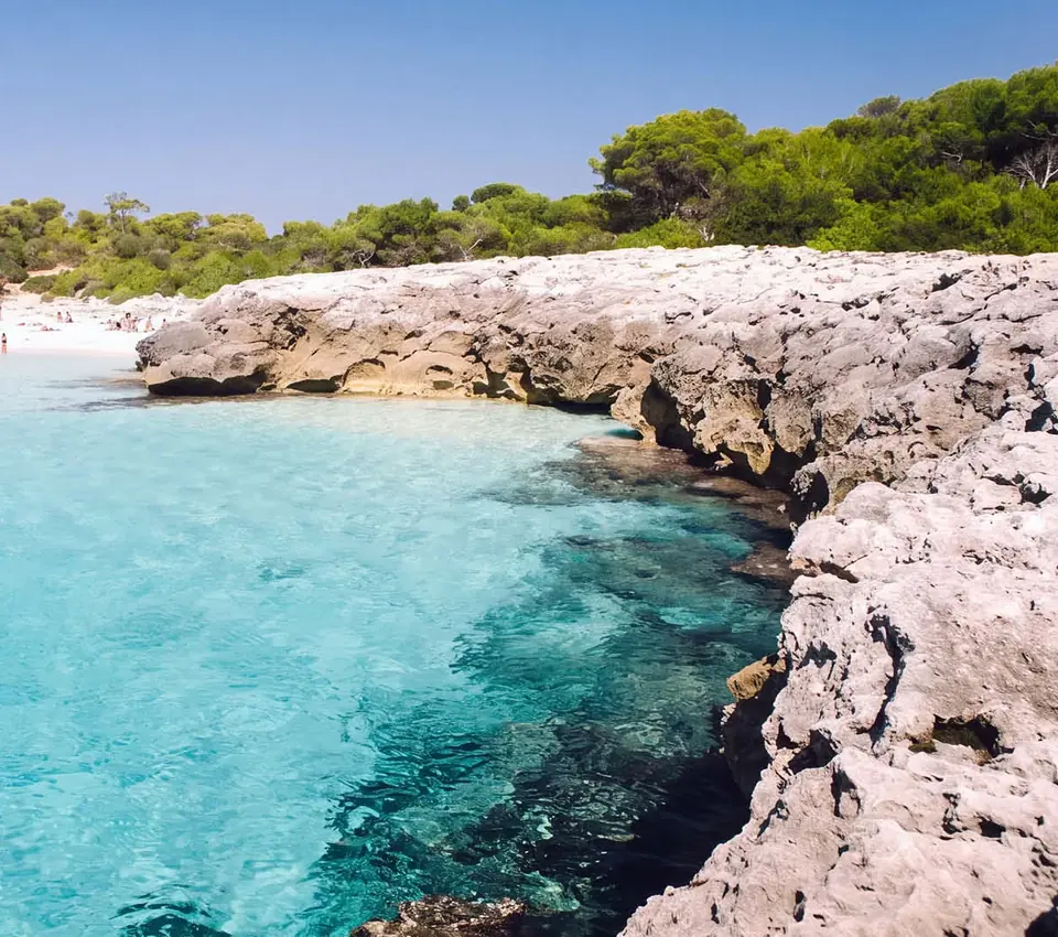 Costa rocosa de Menorca con agua cristalina