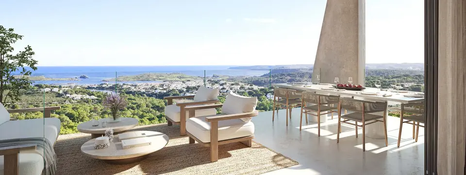 Terraza con comedor exterior y vistas a la bahía